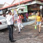 Mazatlecos y turistas reciben decálogo del peatón como parte de la campaña “Camina Seguro”