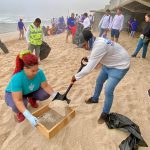 Operadora de playas, escuelas y empresas conmemoran el Día de la Madre Tierra con limpieza de playa
